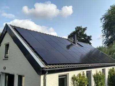 woning met zonnepanelen op het dak