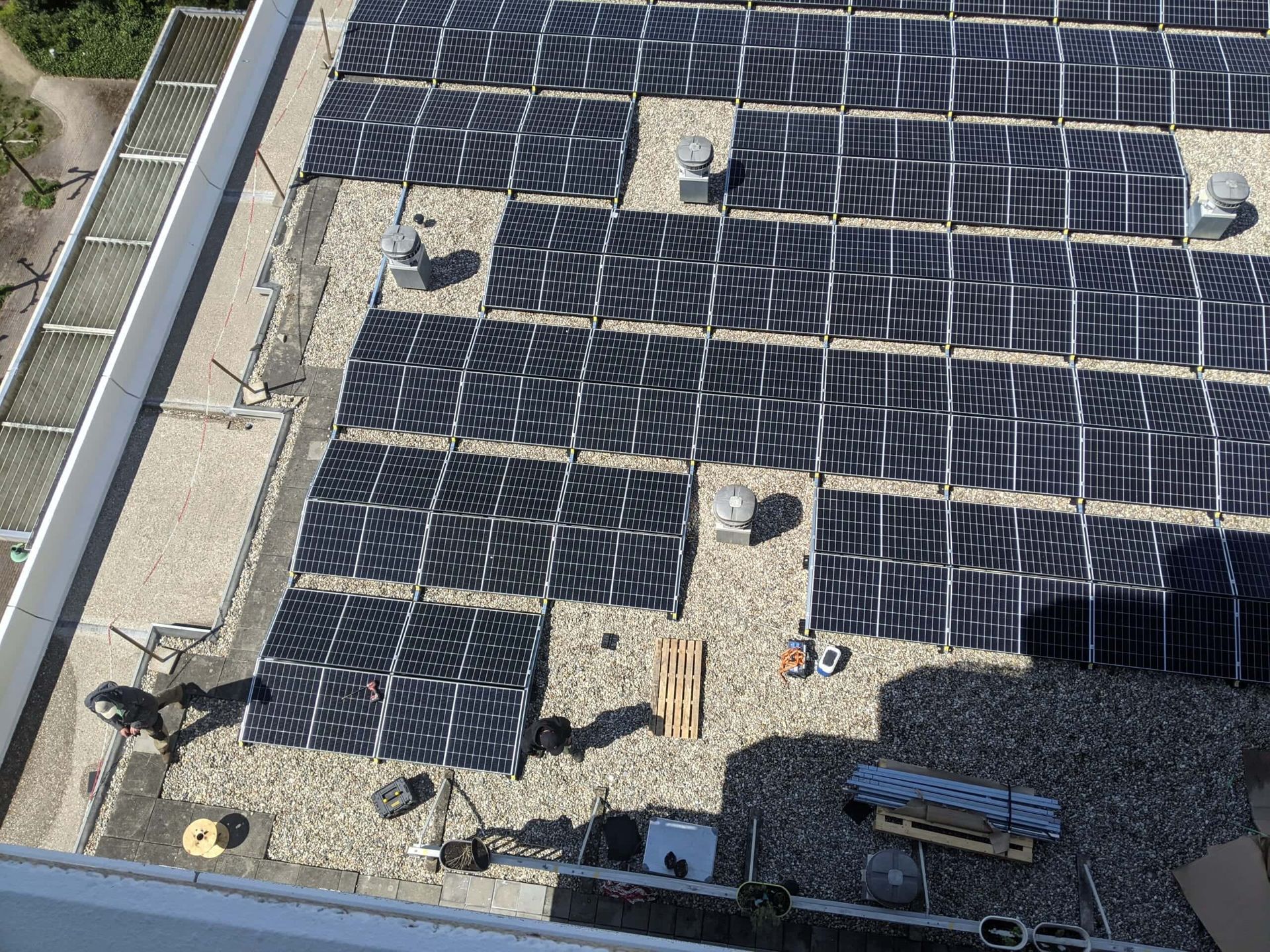 zonnepanelen op plat dak van bovenaf