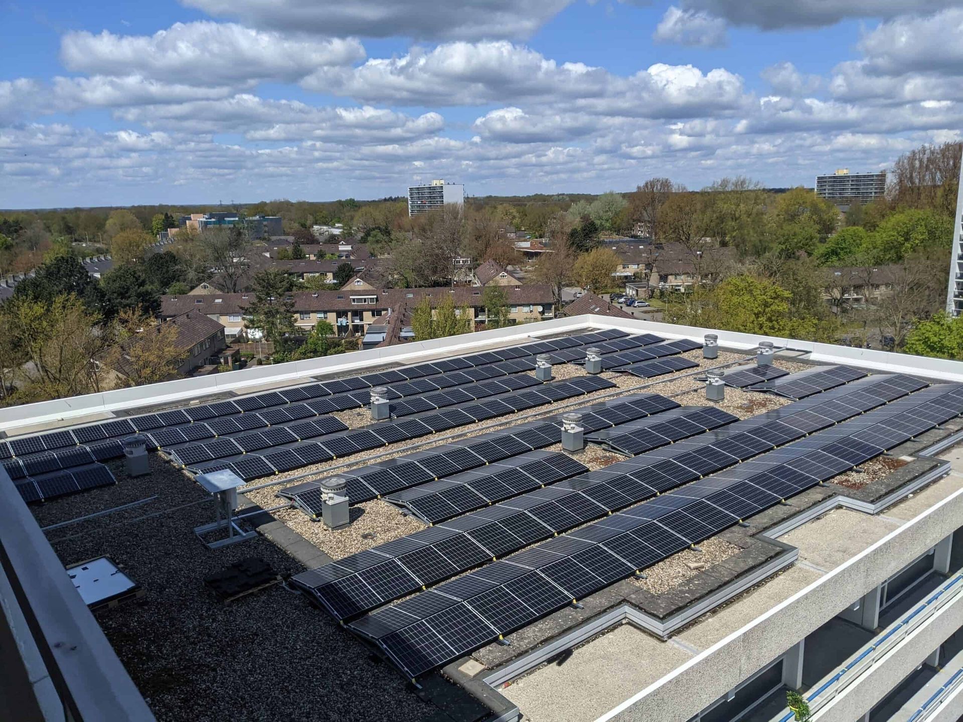 zonnepanelen op plat dak appartementencomplex