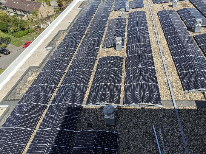 zonnepanelen op plat dak wooncomplex