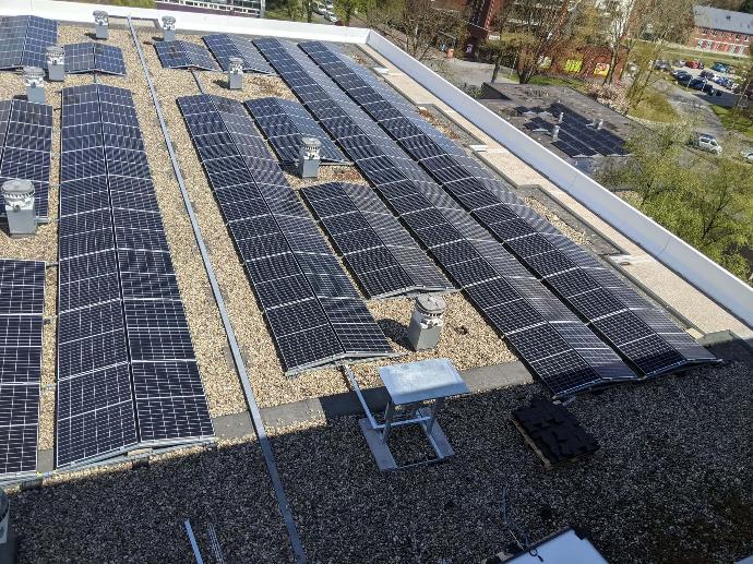 zonnepanelen op plat dak wooncomplex in deventer