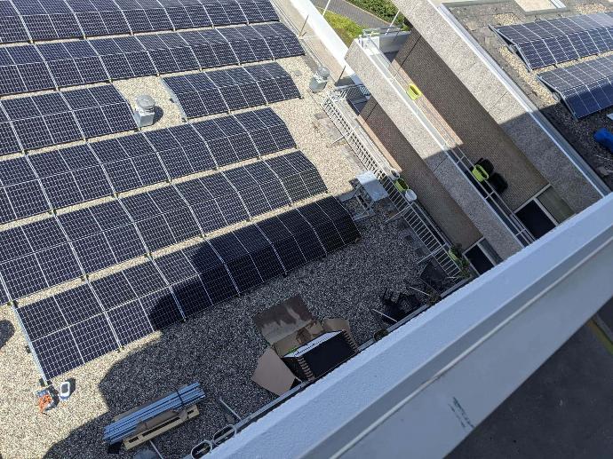zonnepanelen op plat dak wooncomplex shot van bovenaf