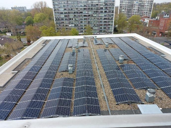 zonnepanelen op groot dak in deventer