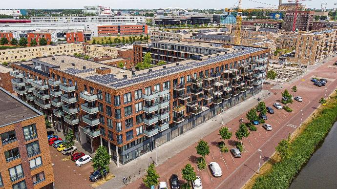 zijaanzicht vanuit de lucht van zonnepanelen op dak van een vve in leidsche rijn in utrecht