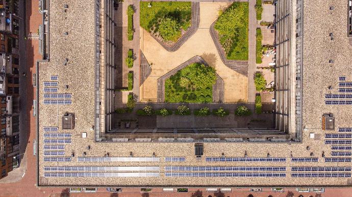 bovenaanzicht zonnepanelen op het dak van een vve