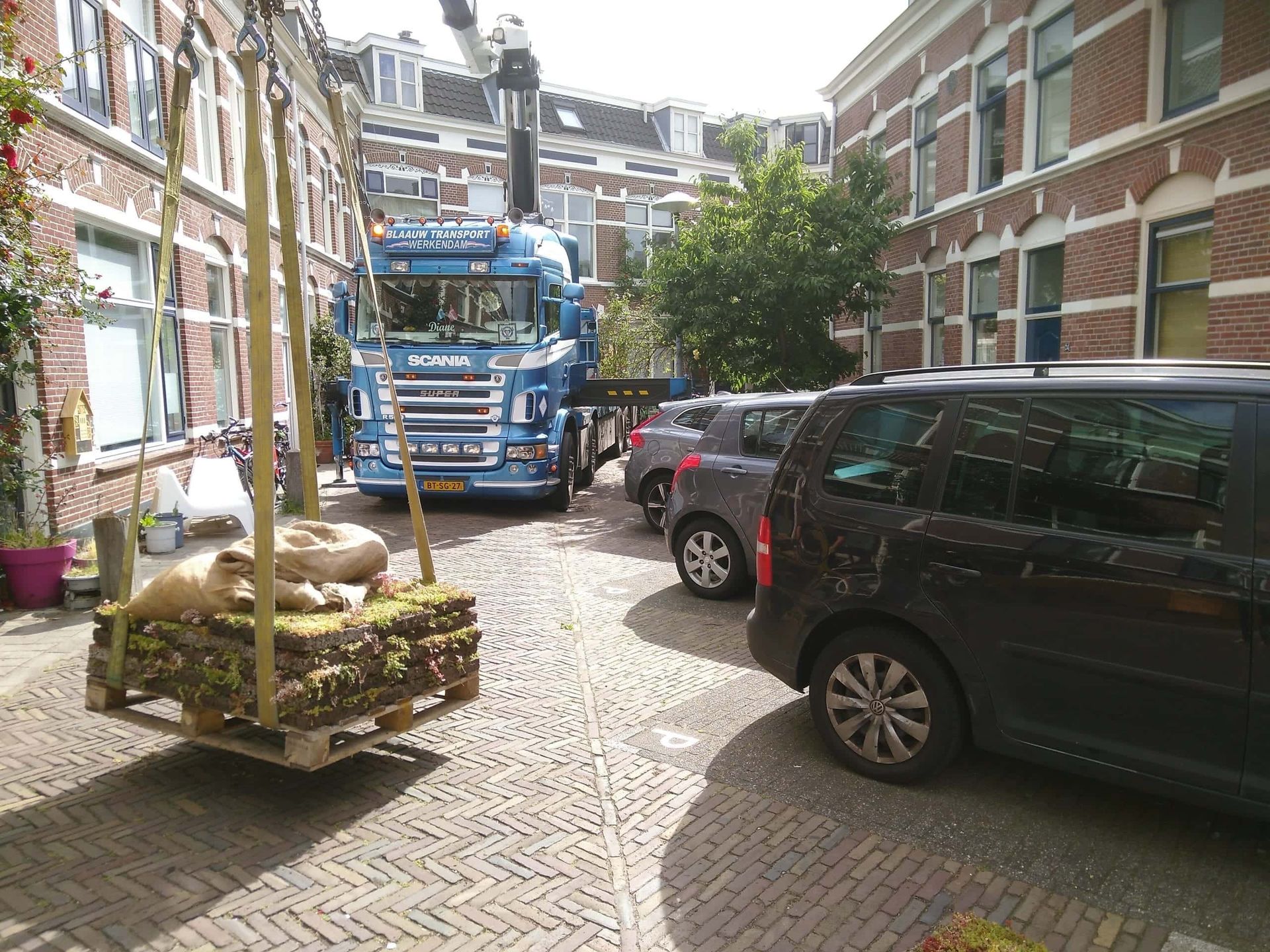 groendak cassettes hangen aan takelwagen