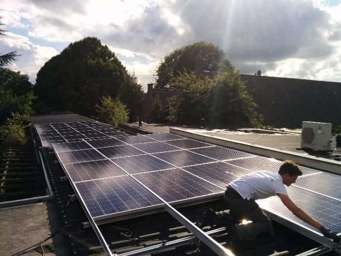 installatie zonnepanelen op licht hellend dak