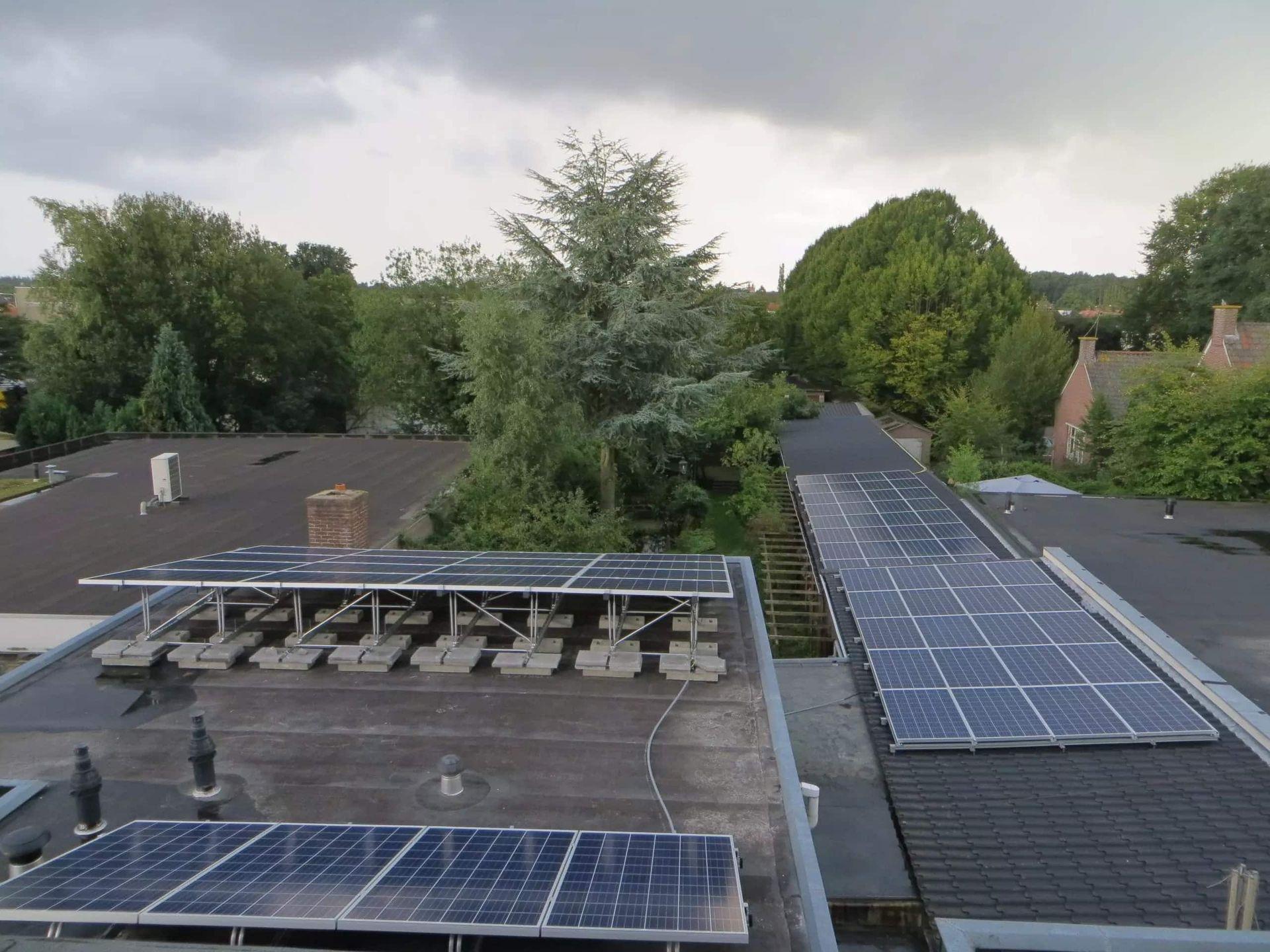 zonnepanelen op platte en licht hellende daken achter boekenwinkel