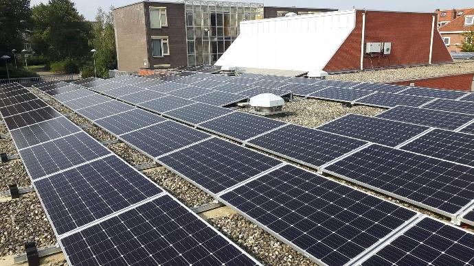 zonnepanelen op plat dak buurthuis in Zuilen