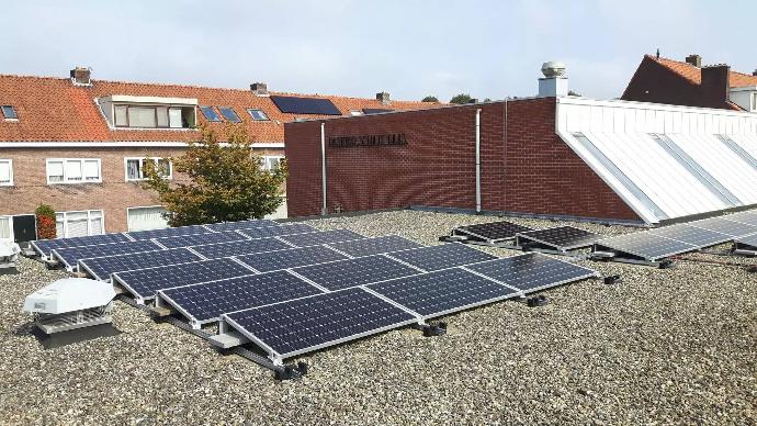 zonnepanelen op plat dak buurthuis in Zuilen