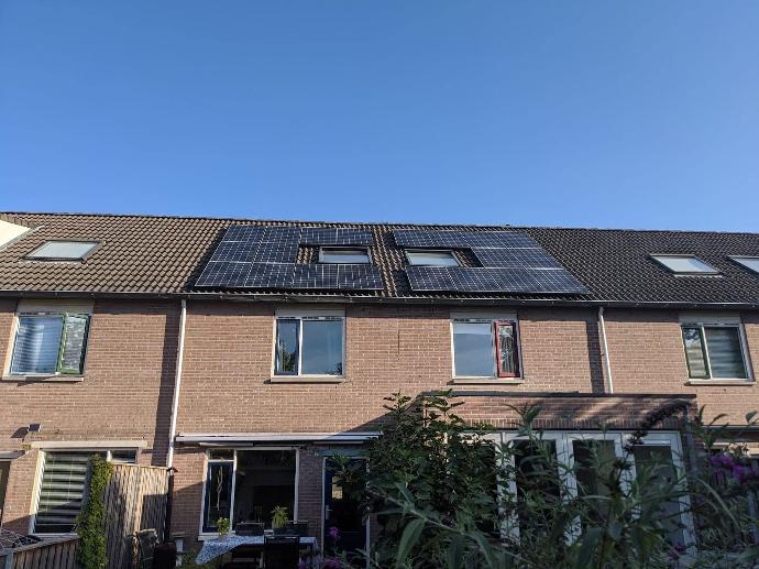 zonnepanelen op dak van twee tussenwoningen