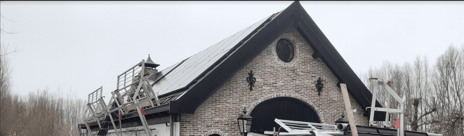 zonnepanelen worden geinstalleerd op karakteristieke woning