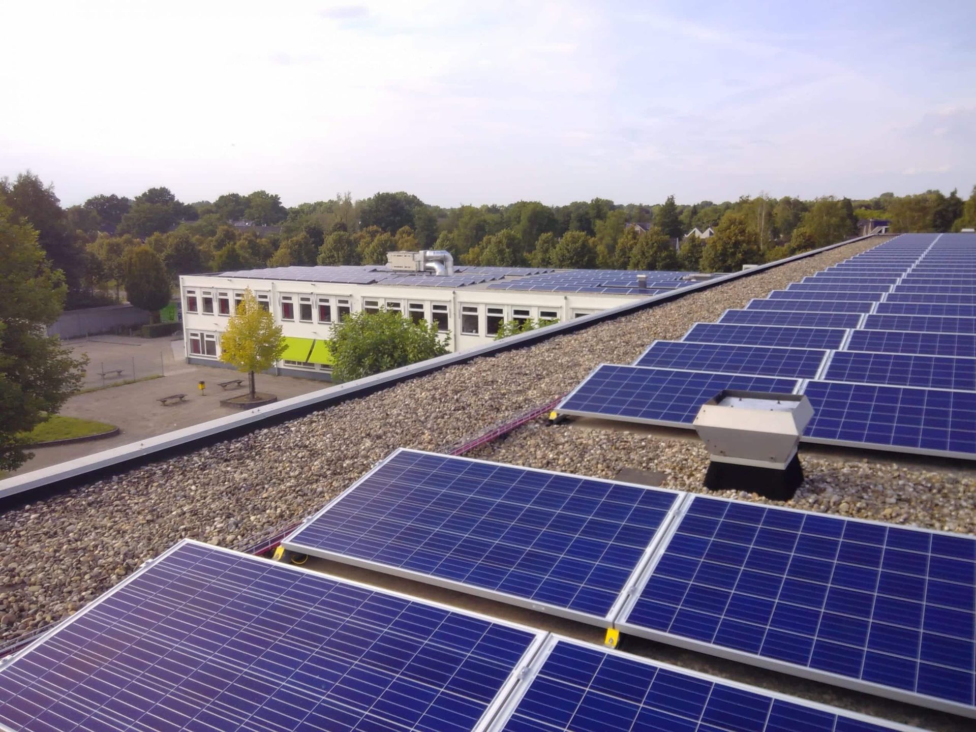 zonnepanelen op plat dak schoolgebouw