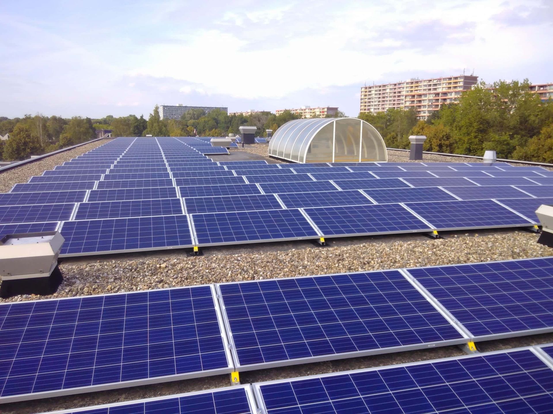 zonnepanelen op plat dak schoolgebouw