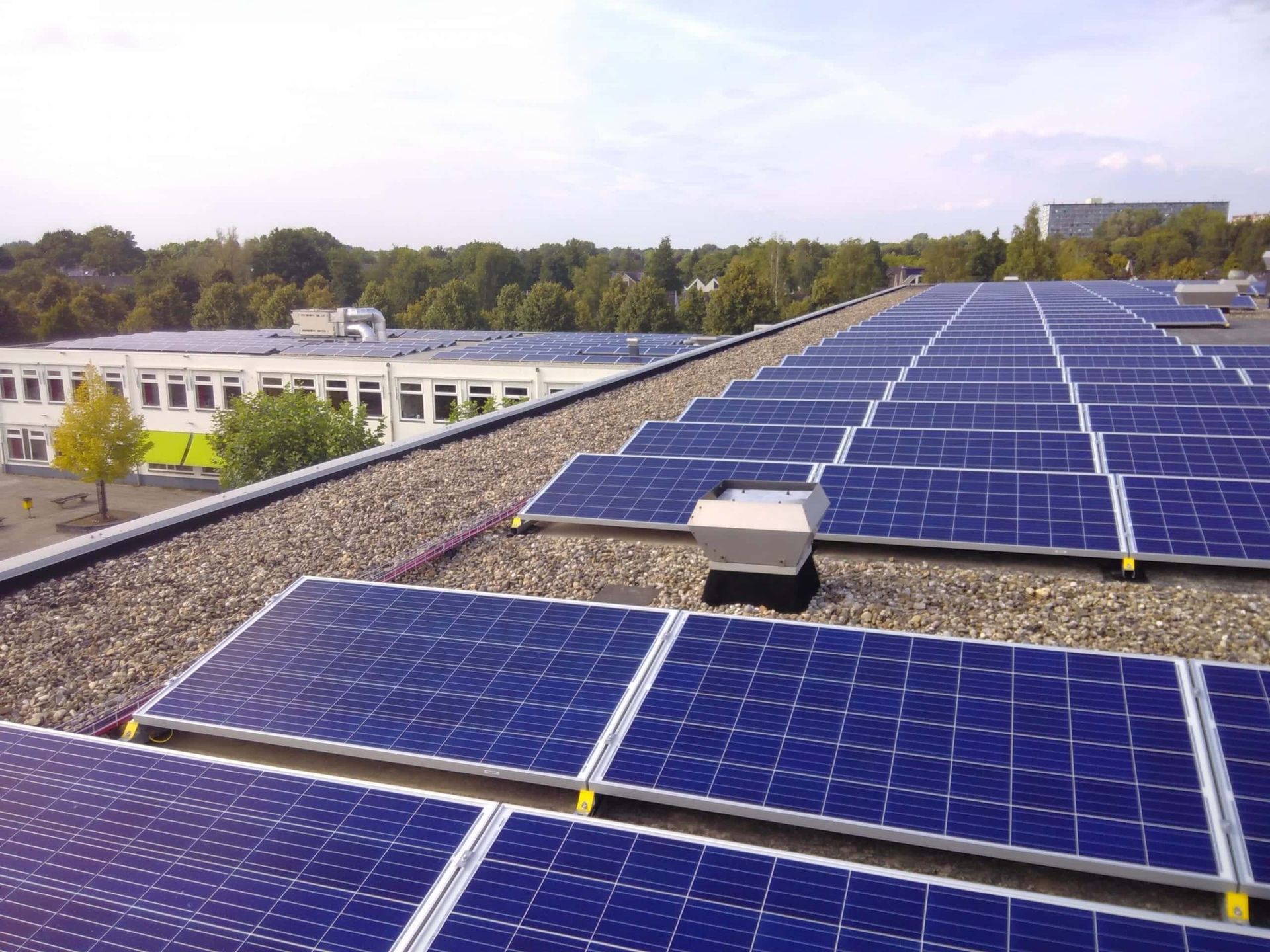 zonnepanelen op plat dak schoolgebouw