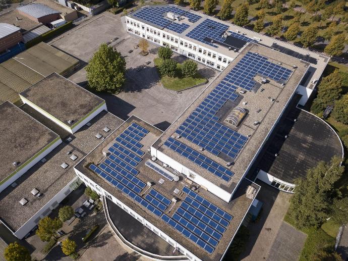 zonnepanelen op school dak bovenaanzicht