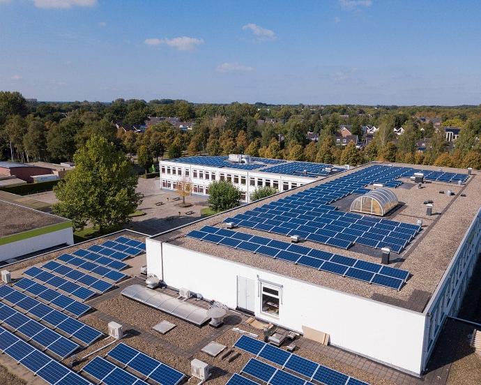 zonnepanelen op dak van een school