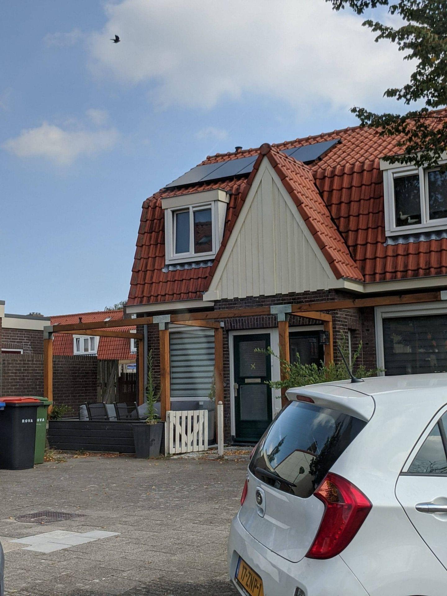 4 zonnepanelen op dak sociale huurwoning Amersfoort