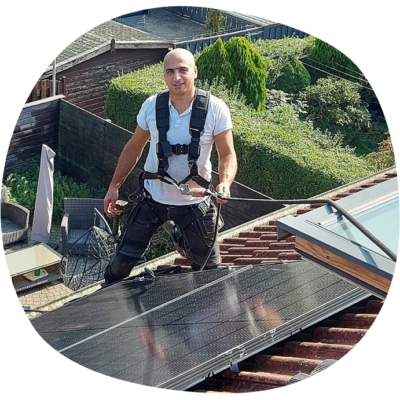 groenpand installateur gezekerd met touw op zonnepanelen dak