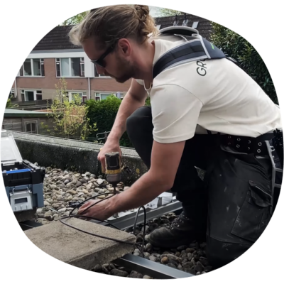 groenpand zonnepanelen installateur brengt dakrails aan