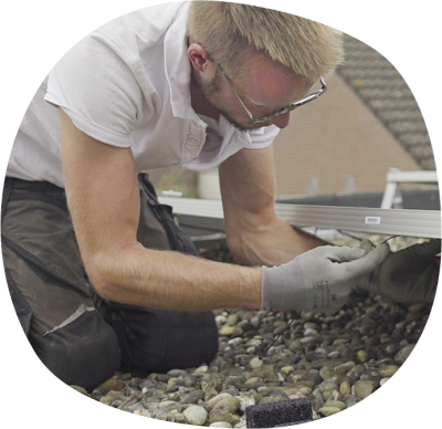 servicemonteur pleegt onderhoud aan zonnepanelen