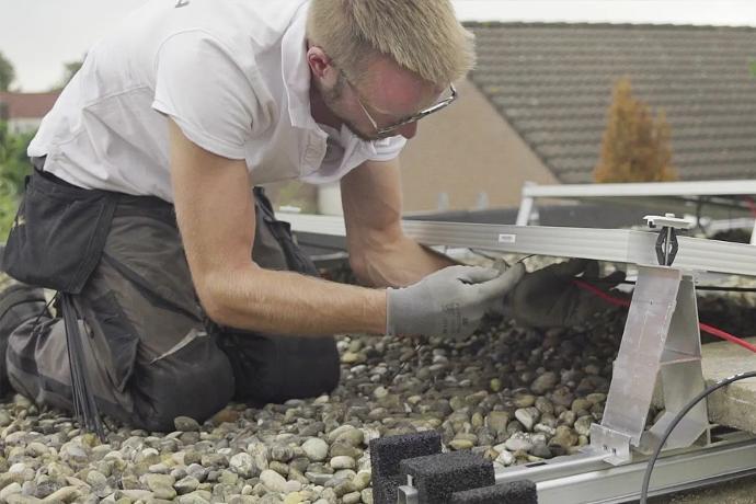 Onderhoudscontract Zonnepanelen groenpand installateur pleegt onderhoud aan zonnepanelen