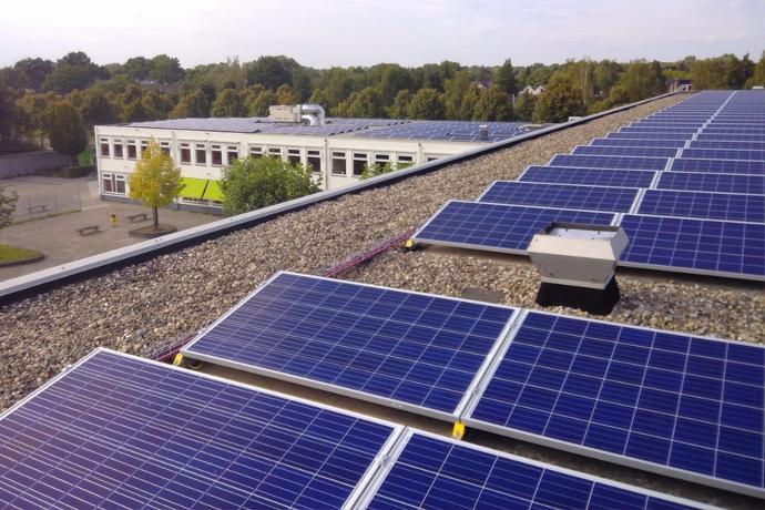 Maatwerk groot plat dak met zonnepanelen