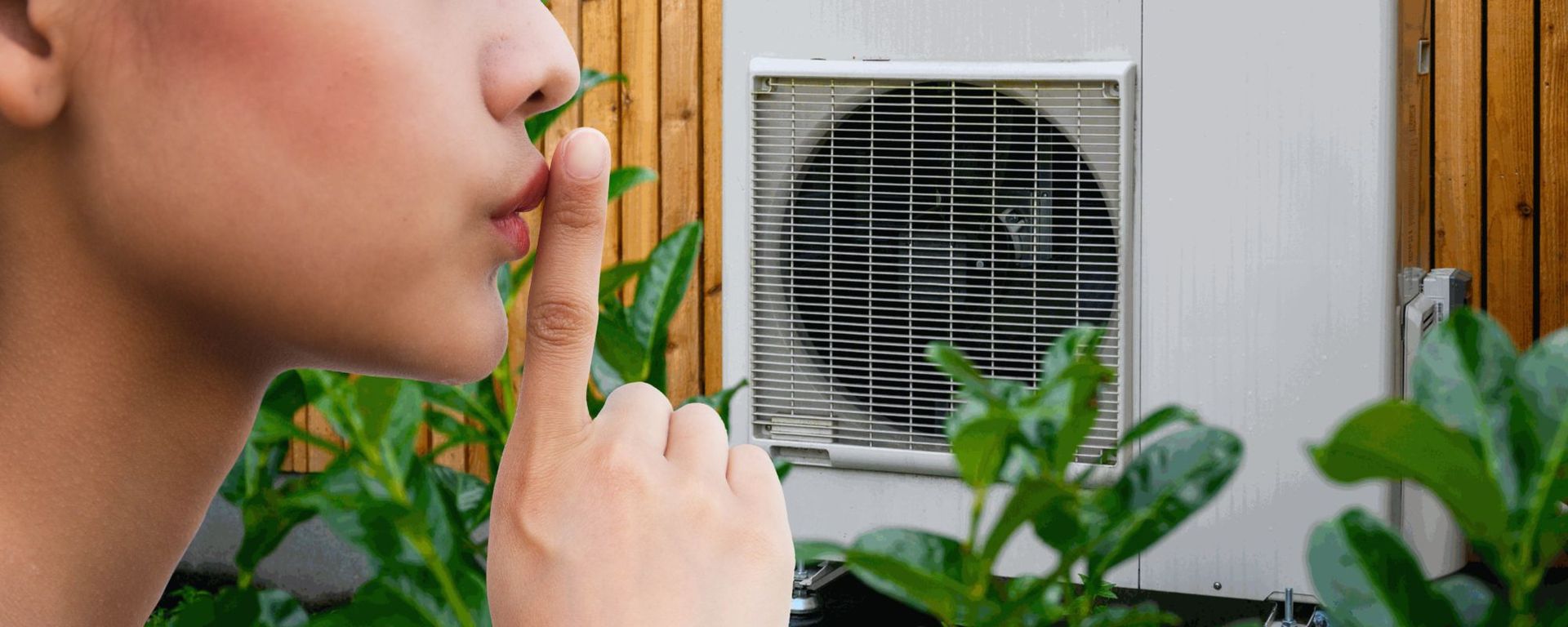 stil gebaar naast de buitenunit van een warmtpomp