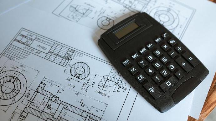 rekenmachine op een bouwtekening van een woning