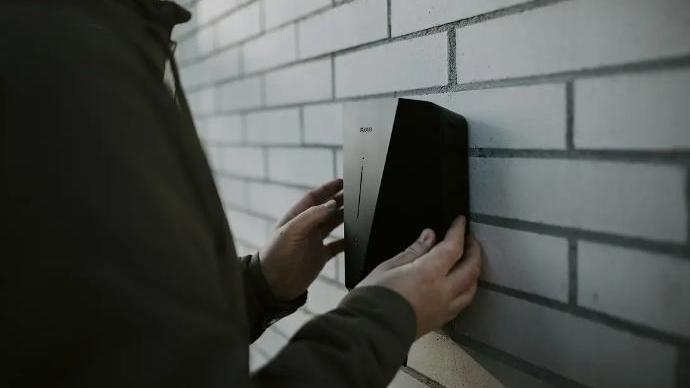 monteur hangt laadpunt aan de muur