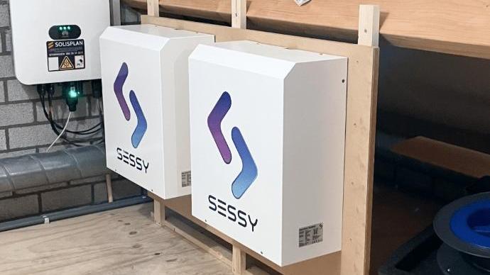 twee geïnstalleerde sessy thuisbatterijen