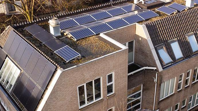 zakelijk pand met zonnepanelen op het dak